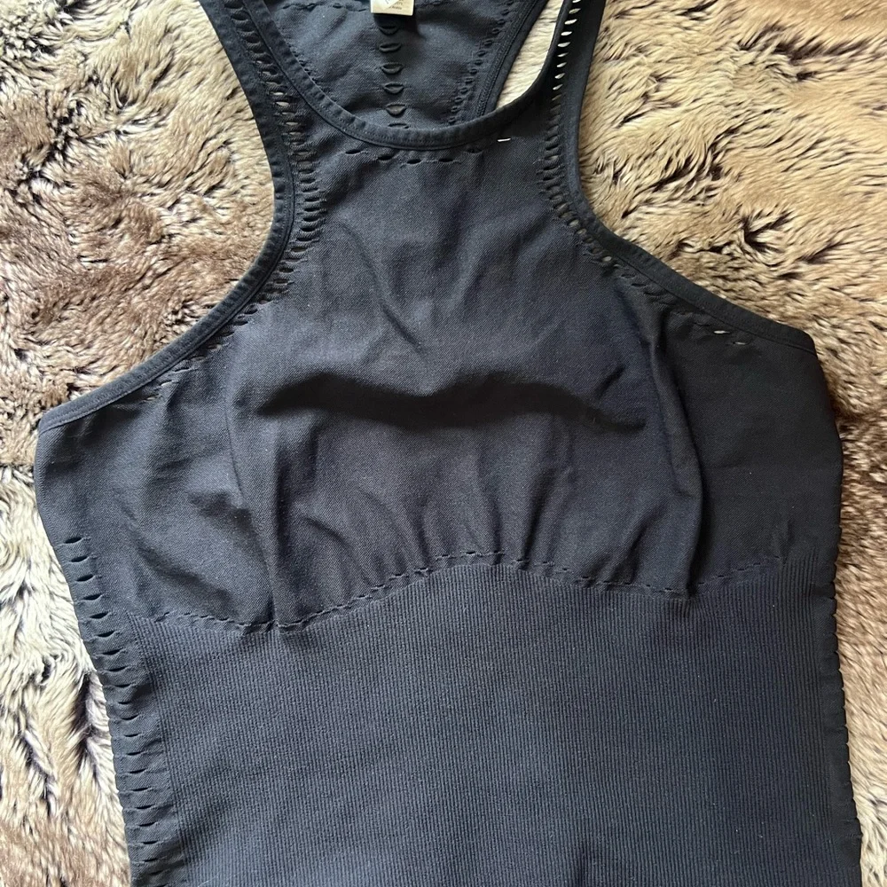 Alo Black Racerback Tank Top size large Alo yoga Pilates walk hike spinning - Picture 4 of 11